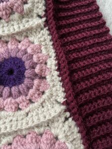 boord vastzetten aan het granny square vest DIY van mandia.nl