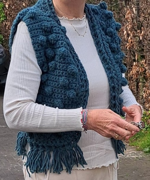 gehaakt bolletjes gilet blauw
