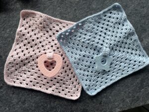 knuffeldoekjes rose en blauw gehaakt