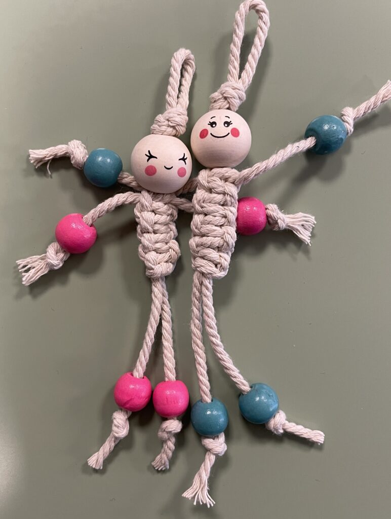 geknoopte gelukspoppetjes in love