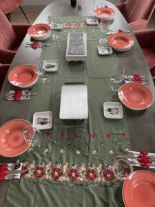 gedekte tafel met gehaakte bestekhouders