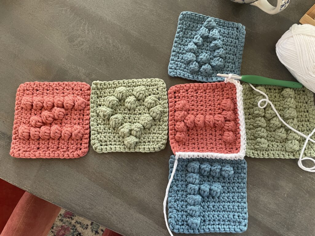 kubus haken aan elkaar met vasten